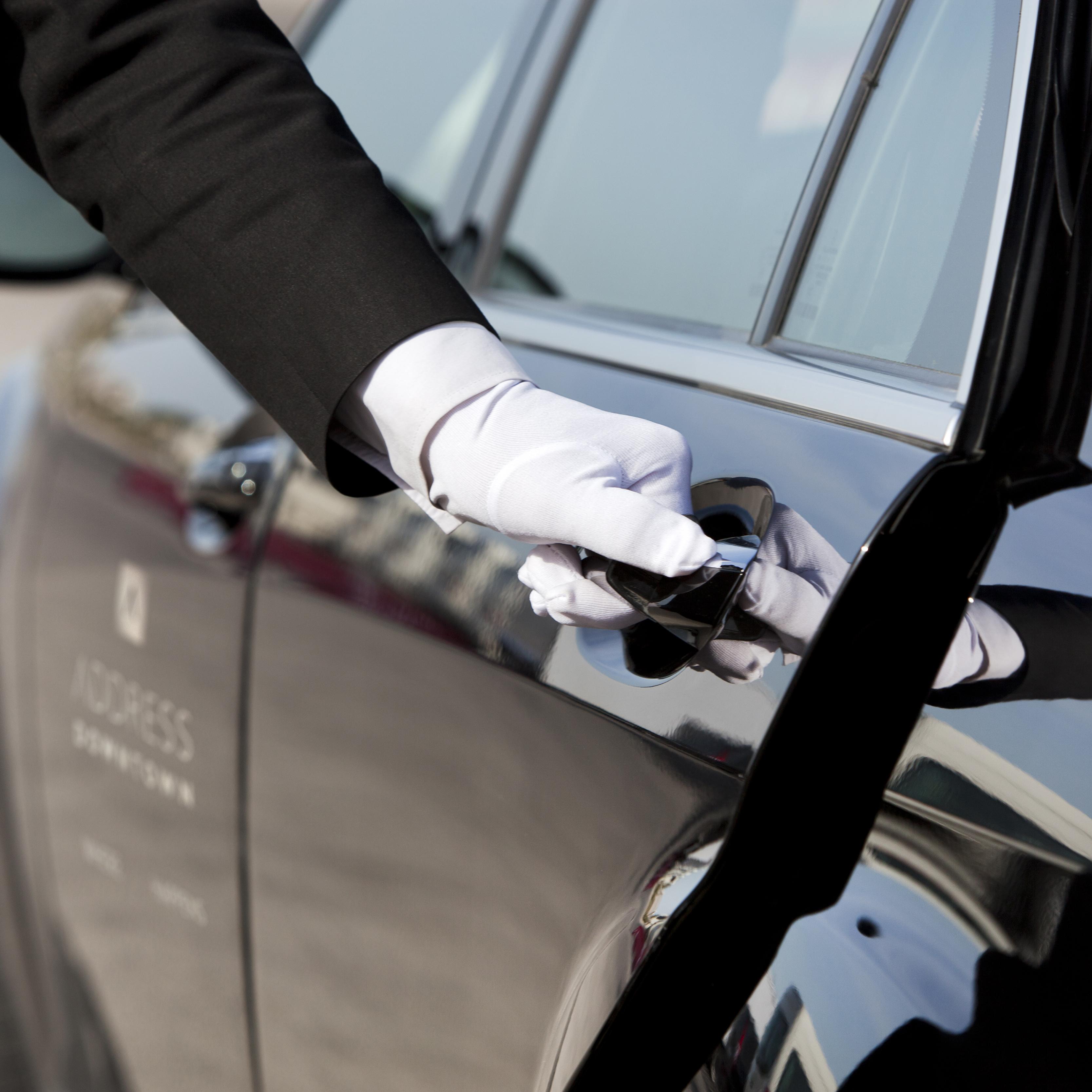 Hotel Address Downtown Dubaj Exteriér fotografie A chauffeur opening a car door